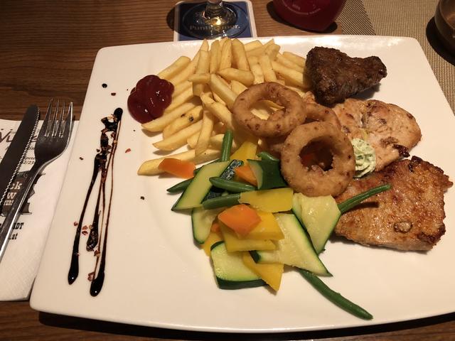 Kulinarische Köstlichkeiten bieten zahlreiche Gastronomiebetriebe nun als Bestell- und Abholservice an. Mitte Mai sollen Gasthäuser wieder aufsperren dürfen.