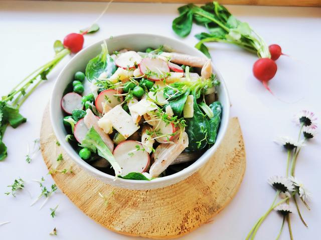 Sommerlicher Nudelsalat mit Radieschen, Vogerlsalat und Kresse | Foto:  Katrin Ebetshuber