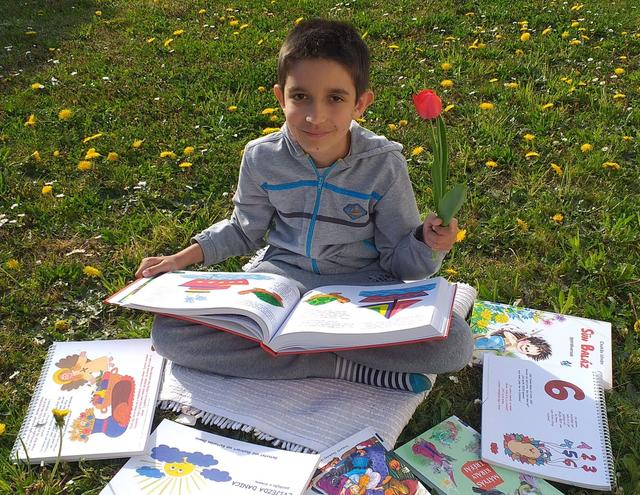 Janika Szabó beim Lesen in mehrsprachigen Kinderbüchern | Foto: Janika Szabó