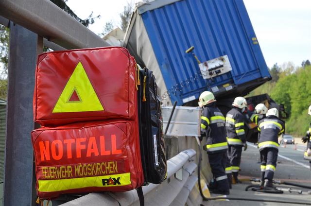 40 Kann der Feuerwehren Mooskirchen und Steinberg halfen bei einem Einsatz auf der A2-Südautobahn.