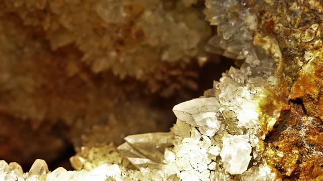 Kristalleinschlüsse, ... die verborgenen, kleinen Schätze im Dolomitgestein! ... 