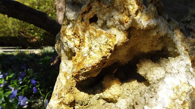 Gute Laune bei der Höhlenbesichtigung! ... Seht Ihr auch das breite und -bis auf zwei Zähne- zahnlose Lachen? ... :-)))