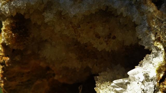 Ja, schön, die vorderen Kristalle näher zu zeigen ist ja okay, aber jetzt bitte wieder etwas mehr Licht, damit man auch innen mehr sieht! ... ;-)) ...