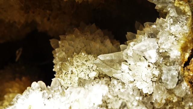 Faszinierend, was sich in dieser Höhle verbirgt! ... 