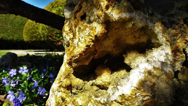 ER findet es auf jeden Fall lustig und kann darüber lachen! ... :-) ...