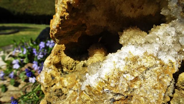 Der Höhleneingang auf der Südseite! ... ;-))) ...