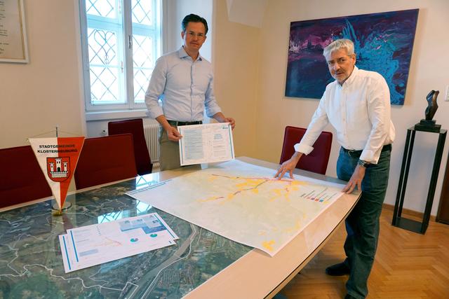 Neue Flächenwidmung: Bürgermeister Stefan Schmuckenschlager, Stadtrat Sepp Wimmer. | Foto: Stadtgemeinde Klosterneuburg/SchuhE