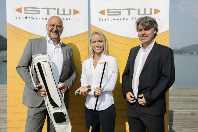 In allen KMG-Bussen ertönt die Stimme der STW-Botschafterin Jasmin Ouschan: am Foto mit den STW-Vorständen Erwin Smole und Harald Tschurnig. Die Billard-Queen macht ab sofort Fahrgäste auf die bestehende Maskenpflicht in Öffis aufmerksam.

 | Foto: STW/Hude