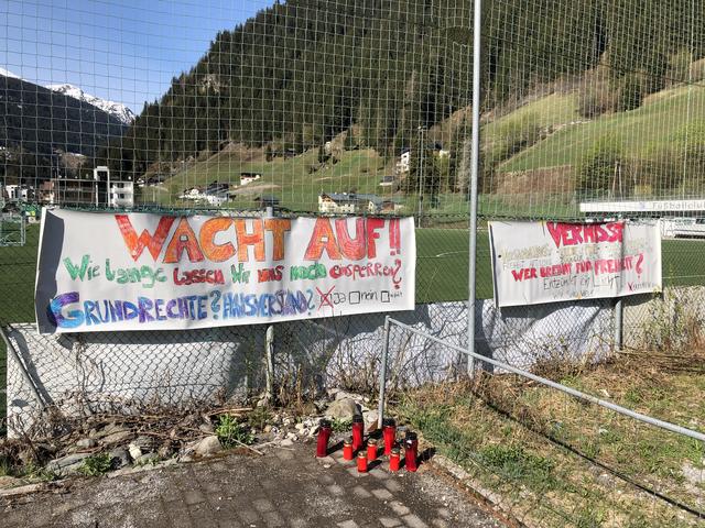 Beim Fußballplatz in See wurden von Bürgern Protestplakate aufgehängt.