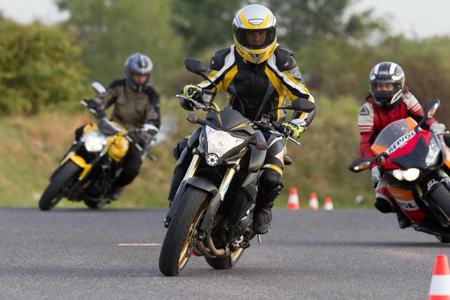 Als eine Maßnahme für Sicherheit im Straßenverkehr vergibt das Land OÖ jährlich Fahrsicherheitstrainings für Motorradfahrer und Fahrerinnen (Symbolbild). | Foto: ÖAMTC/Haliklik