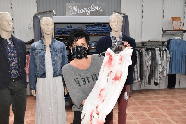 Im Modehaus "Pop Shop" in Stegersbach hält sich der Kundenzustrom noch in Grenzen. | Foto: Martin Wurglits