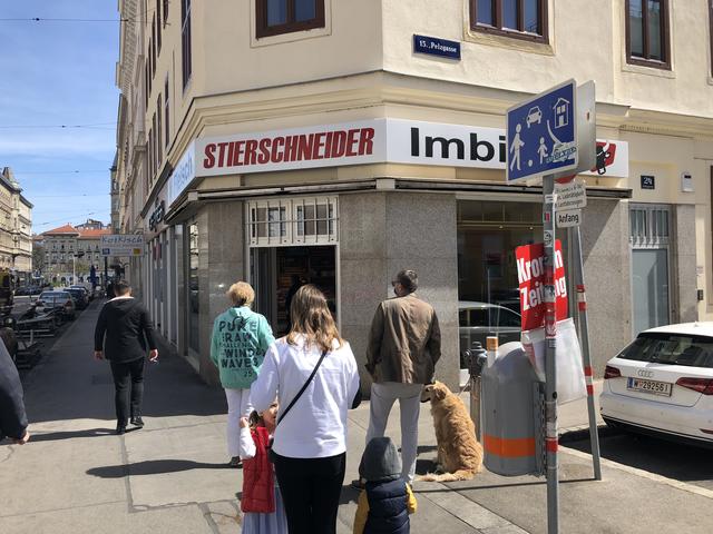 Beim "Stierschneider" stehen selbst die Hunde geduldig an.