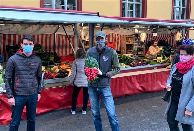 Florian Scheicher, Dandlbauer Reiter jun. und Katharina Seywald am Grünmarkt auf der Pernerinsel.