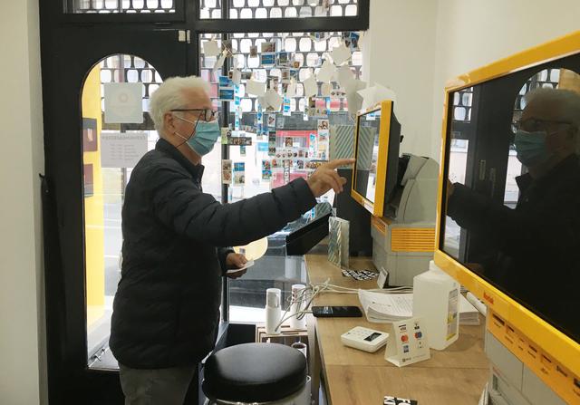 Im Fotokiosk ist derzeit nur ein Automat eingeschalten. Das soll für genügend Abstand sorgen.