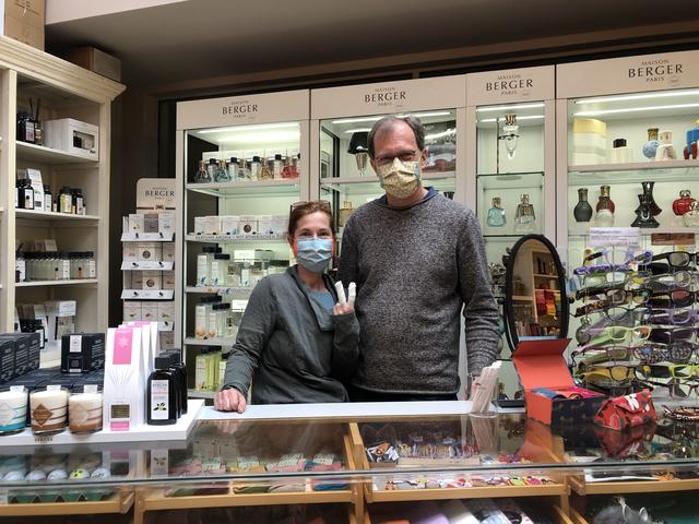 Nora Fuchs hat sich beim Maskennähen in die Finger gestochen.
