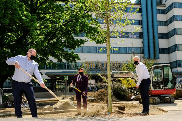 Beim Spatenstich für das Klimaschutzprojekt trugen Bürgermeister Klaus Luger und die Tabakfabrik-Direktoren Markus Eidenberger (li.) und Chris Müller (Bildmitte) einen Mund-Nasen-Schutz des Textil-Start-ups Vresh, das in der Tabakfabrik angesiedelt ist. | Foto: Tabakfabrik Linz