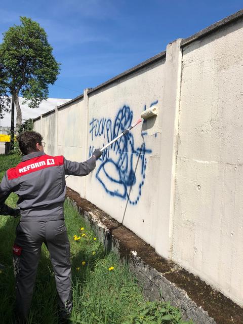 Lehrlinge der Reform-Werke legten Hand an und übermalten die rechtsextremen Schmierereien.  | Foto: Antifa