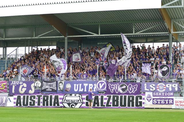 Bis die Austria Salzburg Fans ihre Austria wieder live vor Ort lautstark unterstützen dürfen, wird es noch dauern. Einstweilen gibt es die virtuellen Heimspiele.