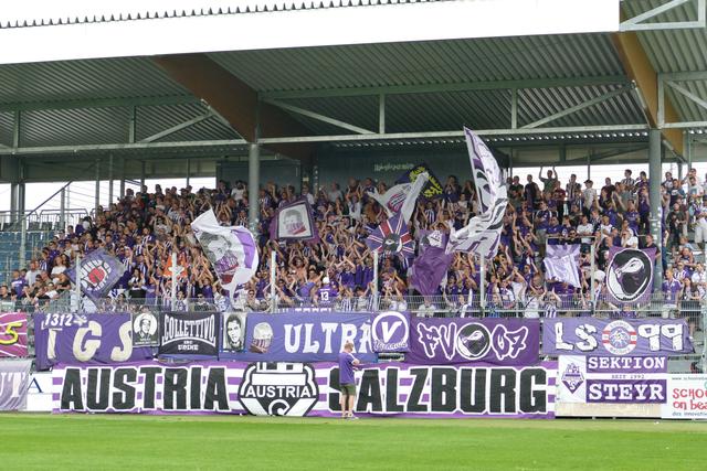 Bis die Austria Salzburg Fans ihre Austria wieder live vor Ort lautstark unterstützen dürfen, wird es noch dauern. Einstweilen gibt es die virtuellen Heimspiele.  | Foto: Austria Salzburg