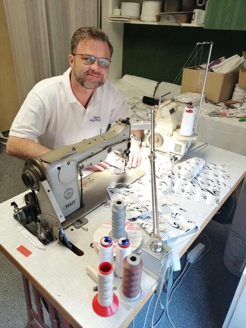 Im Geschäft "Wohnmode Gibiser" in Heiligenkreuz werden fleißig Schutzmasken geschneidert.  | Foto: Gibiser