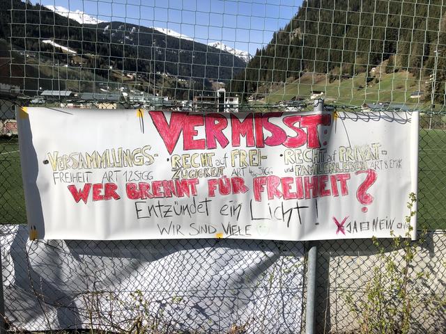Ein neues Protestplakat wurde aufgehängt.