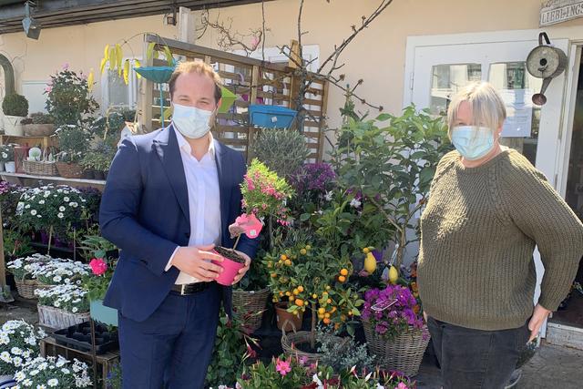 Lokalaugenschein beim "Rosenwalzer" in Neustift: Bezirkschef Daniel Resch (ÖVP) und Inhaberin Ursula Lettner.