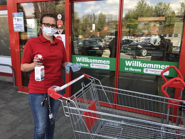 Die Einkaufswagen des Baumarktes Niederer in Jennersdorf werden von den Mitarbeitern regelmäßig desinfiziert. | Foto: Elisabeth Kloiber