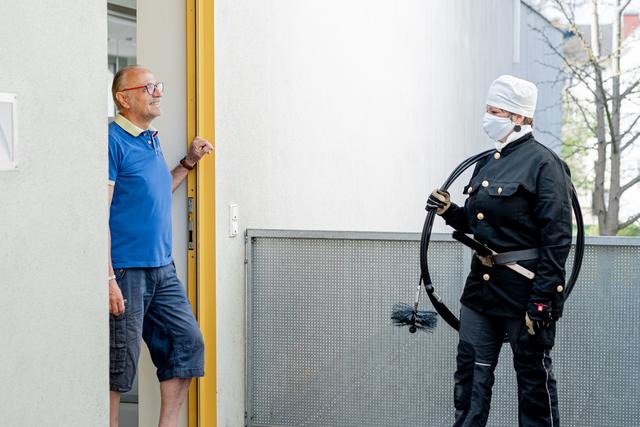 Unter strikten Sicherheitsmaßnahmen nehmen die Rauchfangkehrer aufgrund zahlreicher Noteinsätze ihre systemrelevante Tätigkeit wieder auf. | Foto: Concept Consulting