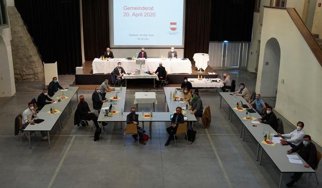 Ungewohntes Bild: Aufgrund der Corona-Krise tagte der Freistädter Gemeinderat in reduzierter Besetzung im Großen Saal des Salzhofes. | Foto: Stadtgemeinde Freistadt