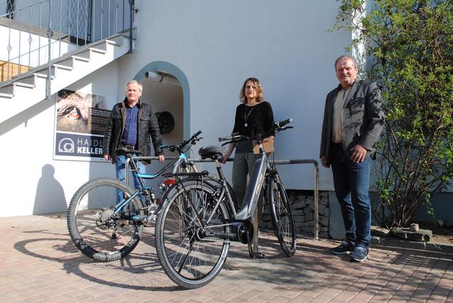 Robert Altschach, Eva Haidl und Eduard Köck bei der Radabstellanlage vor dem Haidlkeller in Thaya. | Foto: Zukunftsraum Thayaland