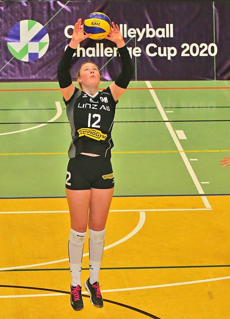 Victoria Deisl (#12) zieht bei Linz-Steg weiter die Fäden.