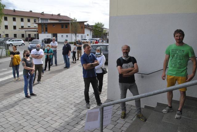 Geduldig warteten die Blutspender in Niederndorf, bis sie „angezapft“ werden konnten. | Foto: Eberharter