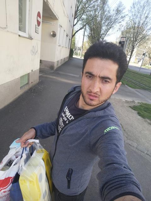 Saifullah liefert Einkäufe in Urfahr aus. | Foto: SOS-Menschenrechte