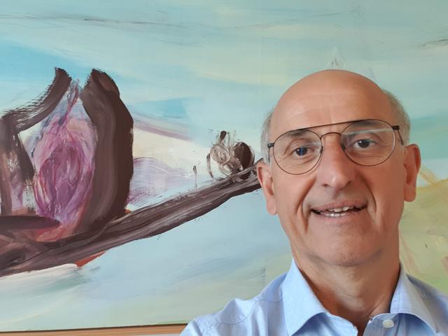 Pater Ferdinand Karer, Direktor am Gymnasium Dachsberg: "Die neue Normalität möge den Menschen mit seiner Umwelt in den Mittelpunkt stellen. Aber das ist doch eh normal!"
https://www.meinbezirk.at/oberoesterreich/c-politik/schuldirektor-und-pater-corona-und-wie-wir-uns-wieder-welche-normalitaet-wuenschen_a4040775 | Foto: privat/Karer