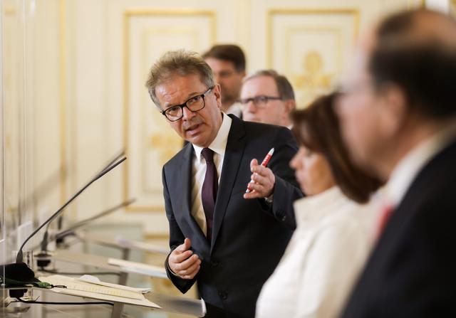 Wer an einer schweren Vorerkrankung leidet, wird vom Sozialversicherungsträger einen Brief bekommen, so der Gesundheitsminister Anschober.