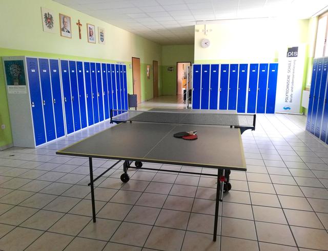 Die Pausenhalle des Korneuburger Poly, wo sich sonst die Schülerinnen und Schüler tummeln, ist derzeit verwaist.
