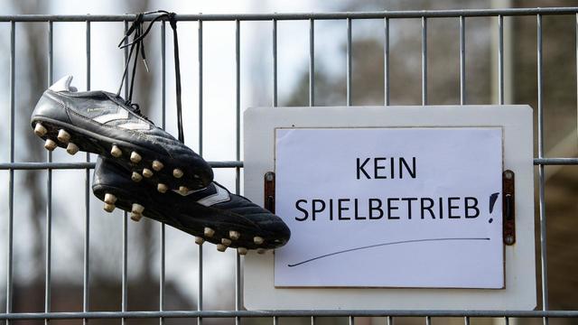 Die Corona-Pandemie befördert den Amateur-Fußball ins Abseits. Wann es wieder losgeht, steht gegenwärtig völlig in den Sternen.   | Foto: ripu