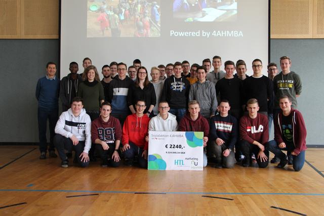 Mit ihrem „Punschstand für den guten Zweck“ sammelten die Schüler Spenden für das Projekt „Nurturing Uganda“.
 | Foto: HTL Neufelden