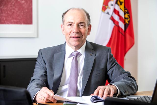 „Wir können unsere Strukturen in der Landwirtschaft und im Verarbeitungsbereich nur dann erhalten, wenn es ein ganz klares Bekenntnis zu veränderten Wertschöpfungsketten gibt – die wird es in Zukunft brauchen“, sagt Landesrat Max Hiegelsberger (ÖVP).