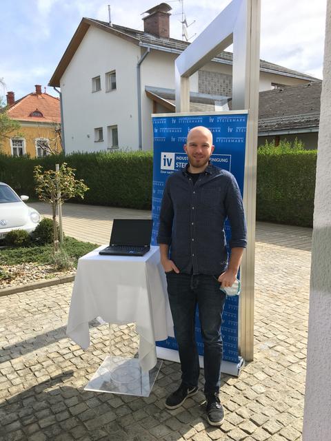 Matthias Weihrich, Lehrer an der Sportmittelschule Feldbach, bekam einen Laptop überreicht.
