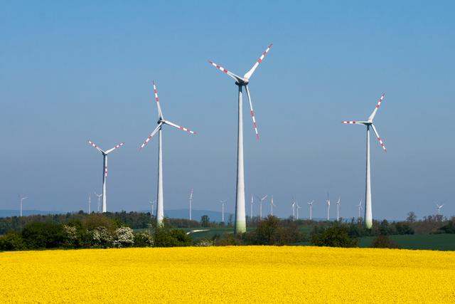 Bild 03: mit überschüssiger erneuerbarer Energie (Wind- und Sonnenkraft) und Wasser kann man auch Gas erzeugen. Man kann auch Erdgas erzeugen und damit sehr umweltfreundlich heizen, oder man erzeugt Wasserstoff und damit kann man Motoren betreiben und die Betankung eines Wasserstoffautos dauert nicht länger als eine Benzinbetankung und die Reichweite ist praktisch gleich weit. Gleichzeitig wird damit auch die Problematik von Energiespeicherung ohne Batterien gelöst.    | Foto: © by Ing. Günter Kramarcsik