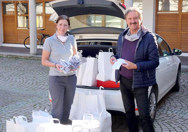 Bgm Hans Lintner und Regina Hamberger (GF EKIZ Schwaz) mit einem Teil der Masken, die von den Unterstützerinnen des EKIZ genäht wurden. | Foto: Foto: Stadt Schwaz