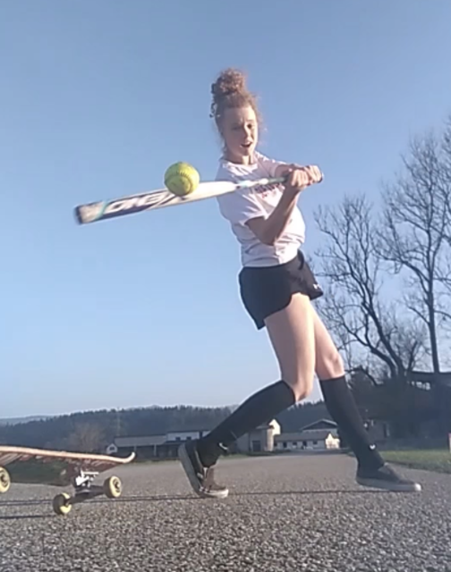 Softballerin Miriam Gubo von den Witches Linz spielt sich den Wurfball per Skateboard selbst auf. | Foto: Witches Linz