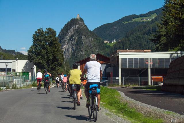 Bild 04: Viele Kurzdistanzen werden überwiegend mit dem Auto gefahren. Autofahrten können bei ein wenig Planung gespart werden und viele dieser Fahrten könnten auch mit dem Rad erledigt werden, sofern auch entsprechendes Radwegnetz angeboten wird! Darüber hinaus benötigt der ruhende Radverkehr viel weniger Fläche als ein parkendes Auto! | Foto: © by Ing. Günter Kramarcsik