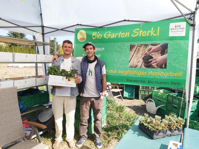 Raffael und Christian Sterkl am Bio-Jungpflanzenmarkt in der Egon-Schiele Straße 4, der einzige Bio-Jungpflanzenmarkt von Arche Noah 2020 | Foto: Sterkl