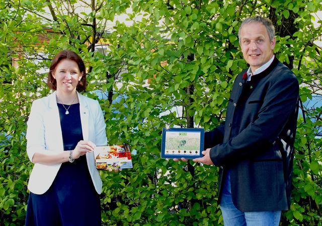 Michaela Langer-Weninger und Christian Mader zeigen die Printausgabe und die neue Onlineversion der beliebten Direktvermarkter-Broschüre. | Foto: OÖVP/Großruck
