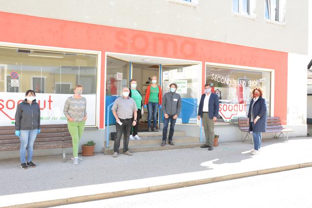 Vor dem Soogut-Markt in Waidhofen: K. Enkhtuya, R. Schraml, B. Kinast, A. Häuserer, I. Golob, W. Brillmann, W. Krammer, B. Schagerl. | Foto: Stadt WY