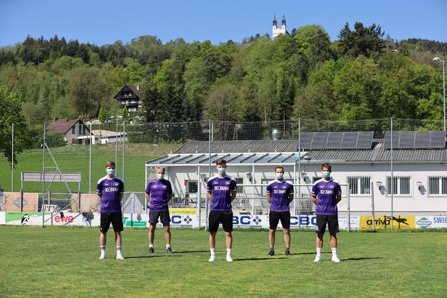 Eine dystopische Vorstellung: Blüht uns künftig Fußball mit – hier inszeniert – Sicherheitsabstand und Masken?