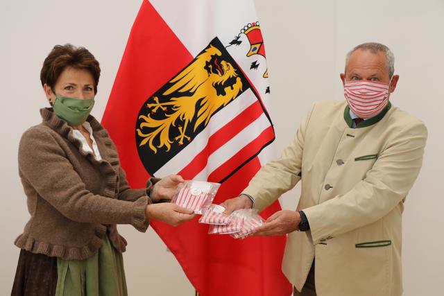 Landesobfrau der Goldhauben Landtagsabgeordnete a.D. Martina Pühringer und Landtagspräsident Wolfgang Stanek | Foto: Land OÖ