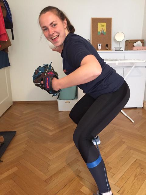 Chiara Voglsam beim Wurftraining zu Hause. | Foto: Witches Linz